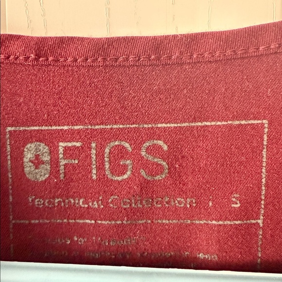 FIGS Burgundy Catarina One-Pocket Scrub Top Size Small - Picture 3 of 3